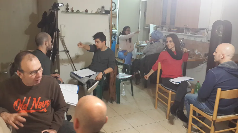 משתתפים מתרגלים בקורס IEMT